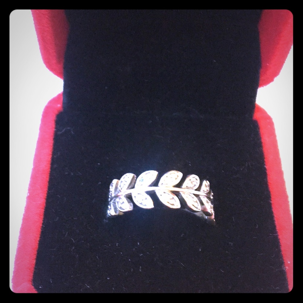 Beautiful leaf Diamond and silver ring